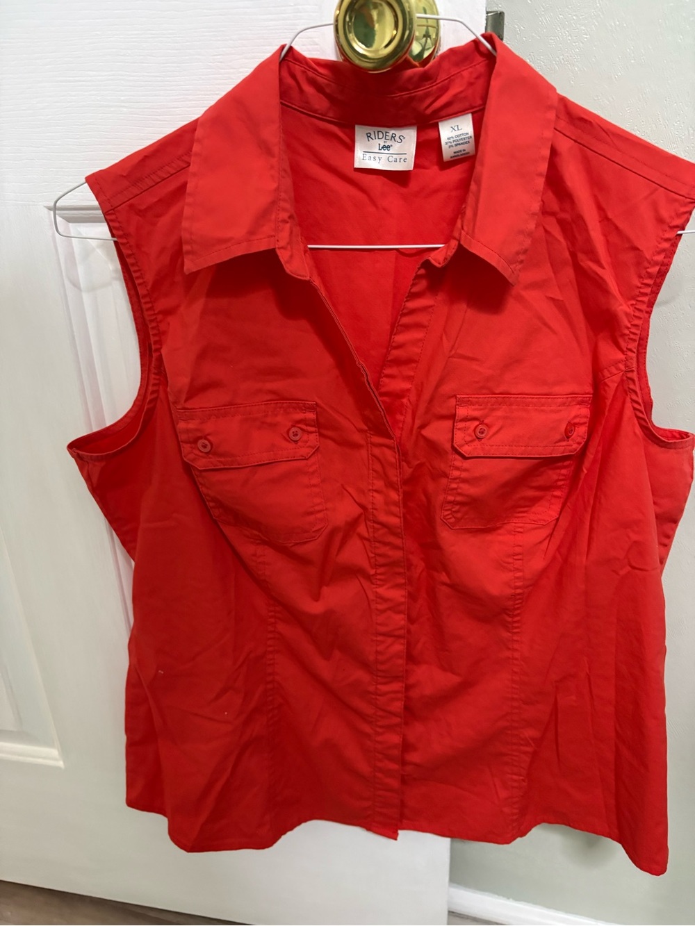 Lee Sleeveless Button-Front Shirt in Bright Red